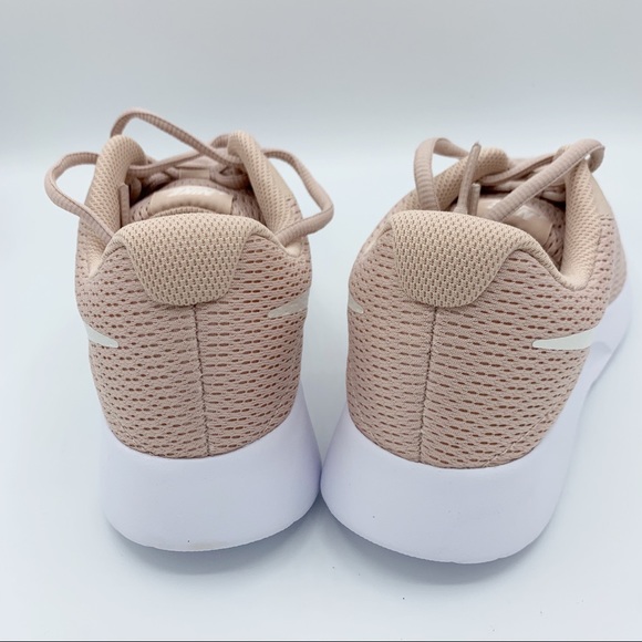Nike women’s Tanjun New in Box - Picture 4 of 6